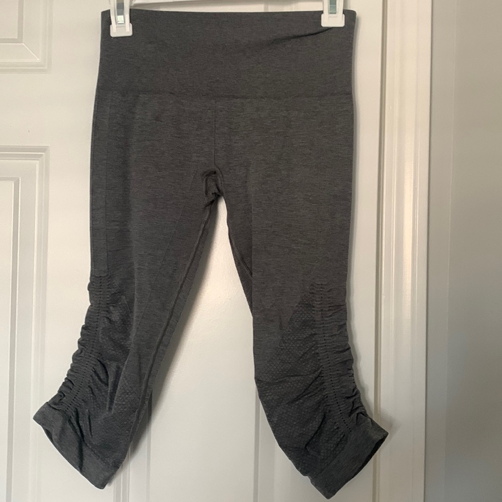 LULULEMON CROPPED GREY LEGGINGS WITH RUCHING